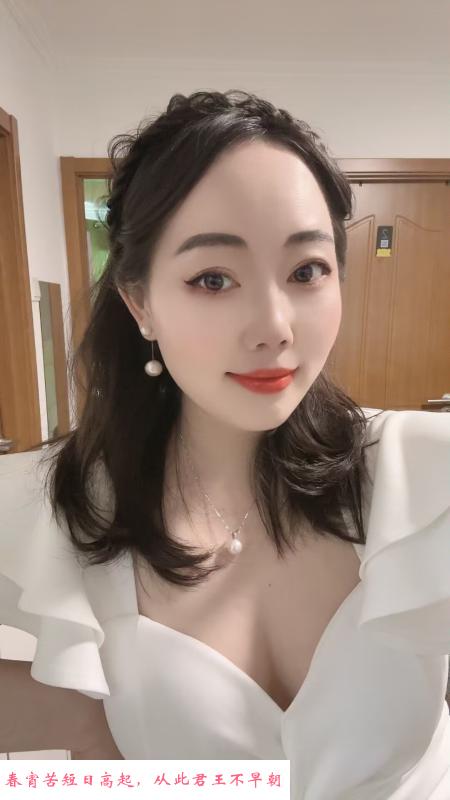 态度极好的妹子 第1张
