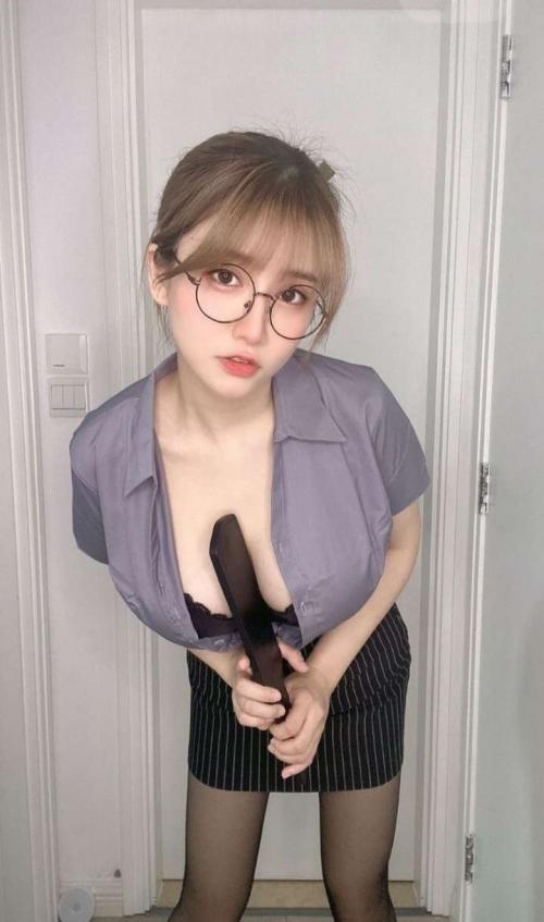 巨乳丰臀性感办公室小白领 第2张