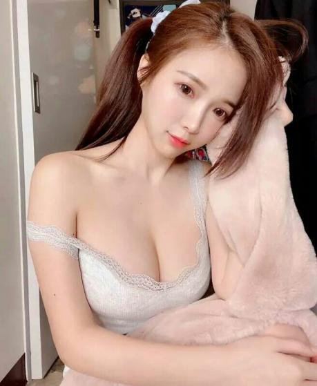 很魅很胸的女子 第1张