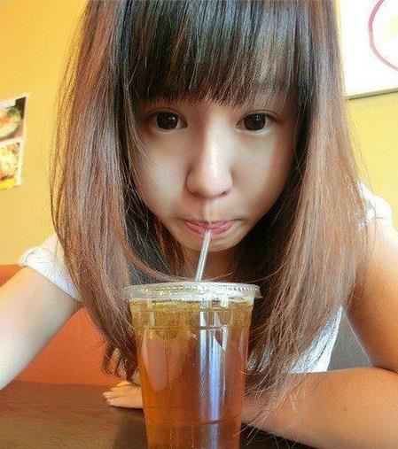 非常年轻的大眼小美女 第1张