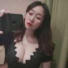 欲求不满的小骚逼 第1张