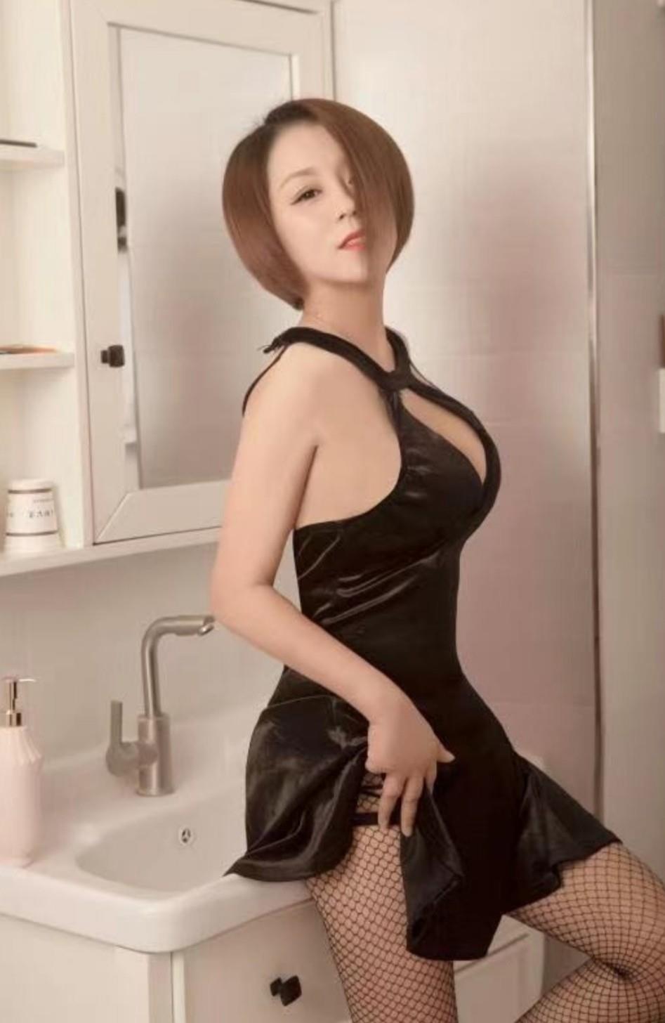 大胸短发少妇 第1张